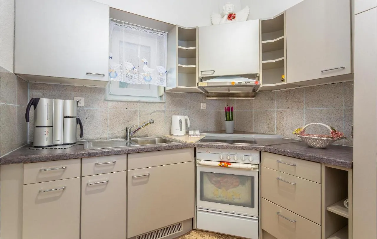 Gorgeous Apartment In Rijeka With Jacuzzi 0*,